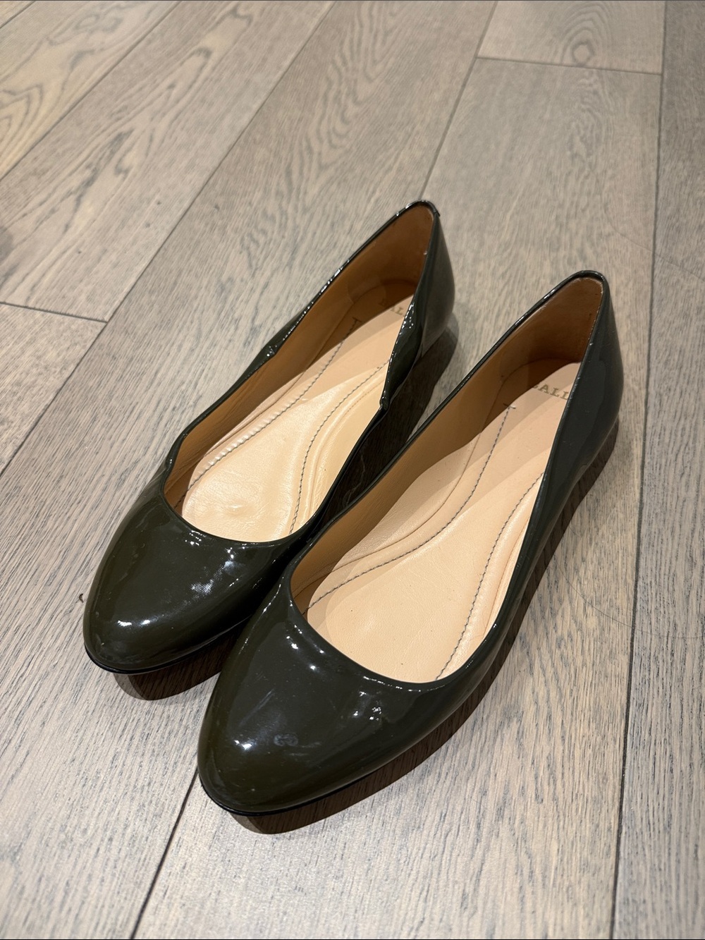 Bally patent leather ballet flats in gray color